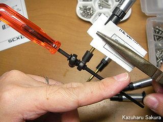 Axial(アキシャル)・SCX10・ジープ ラングラー G6 製作記 ～ オイルダンパーの組み立て ～ アジャスターの取り付け